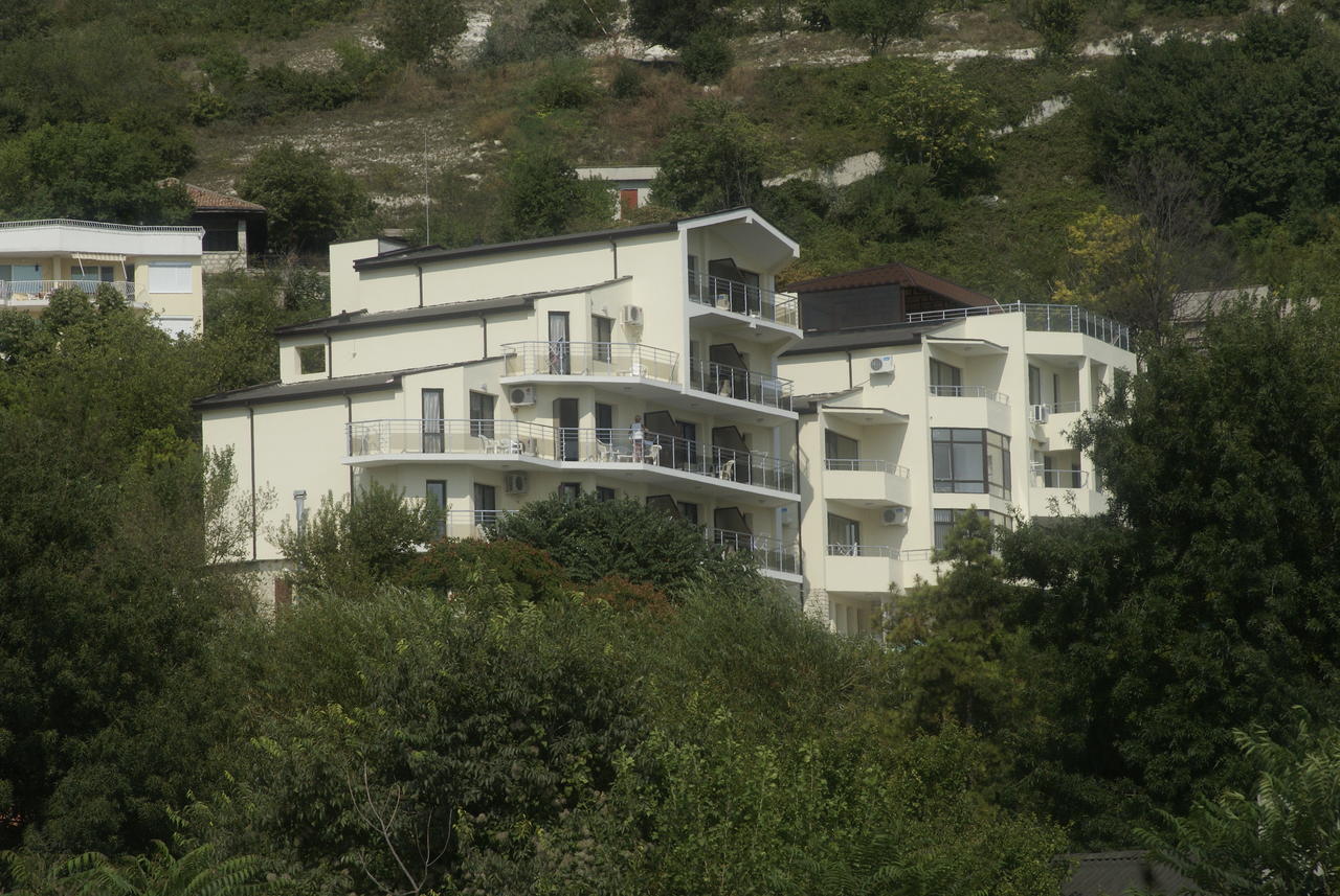 Family Hotel Venera Kavarna Exterior photo